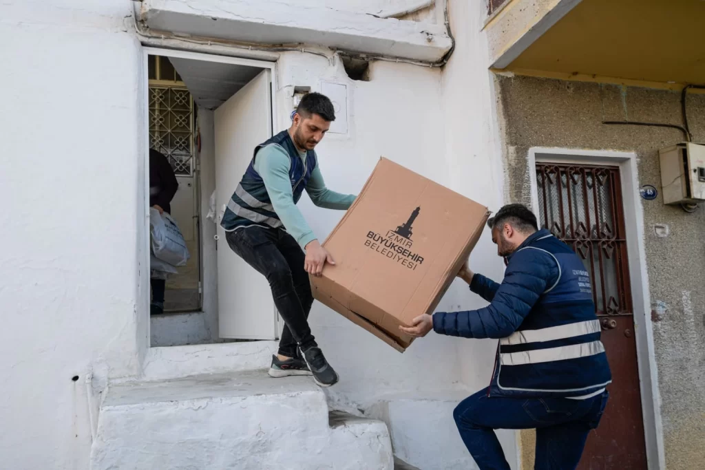 İzmir Büyükşehir’in kış destek paketleri ulaştırılıyor