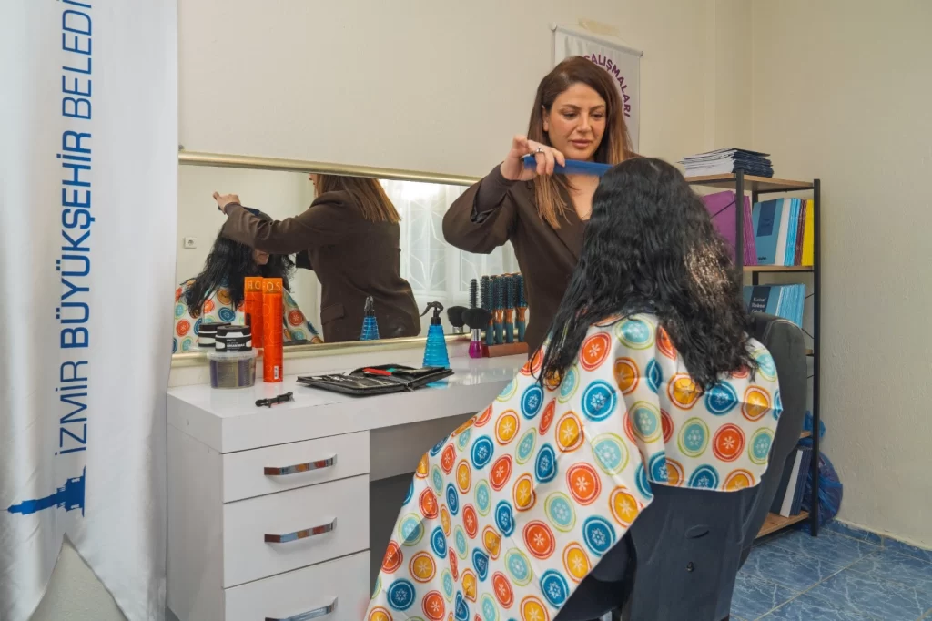 İzmir’de kadınlara mobil kuaför ve eğitim hizmeti