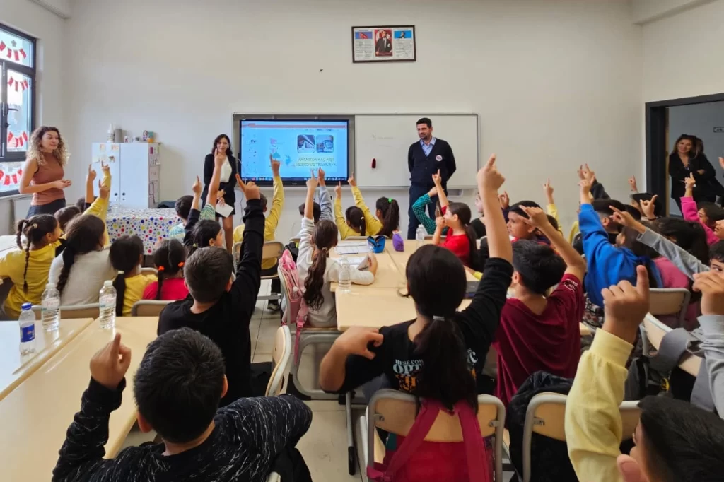 İzmir Metrosu’ndan öğrencilere metro ve tramvay eğitimi