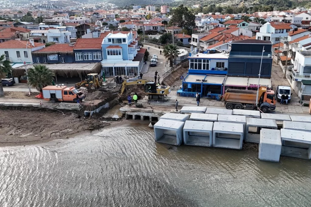 İzmir Yeni Foça’da taşkın kabusu sona erdi
