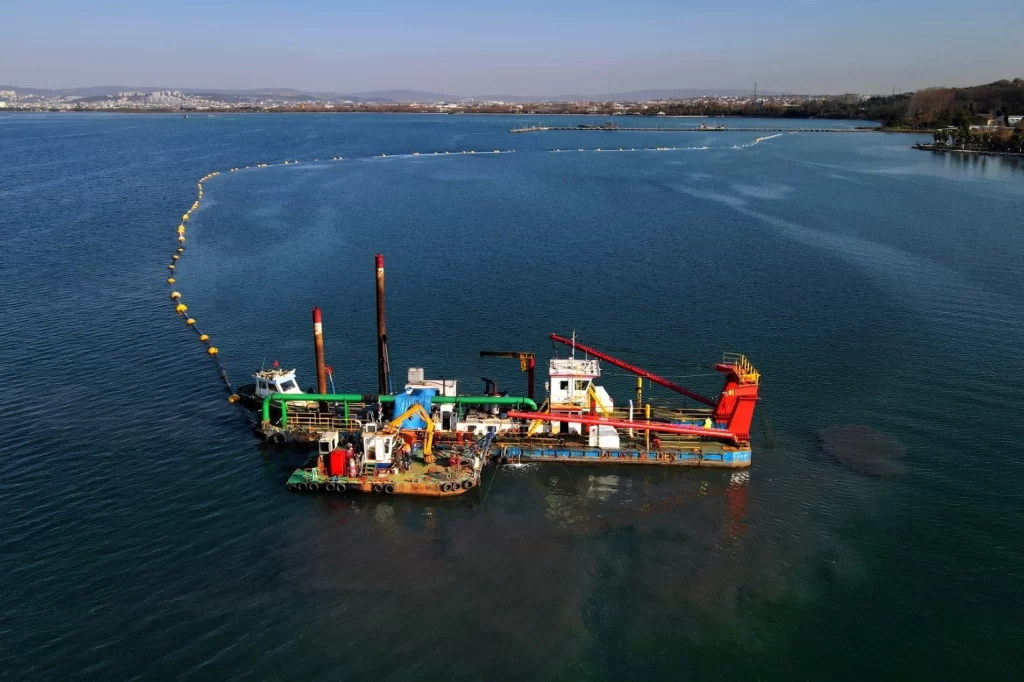 İzmit Körfezi temizlik projesi Türkiye’ye örnek oluyor… Körfez dip çamuru temizliği ile canlanıyor