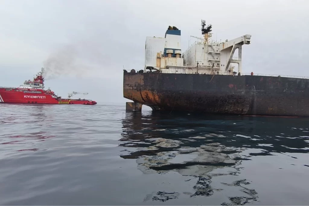 Karadeniz’de patlama yaşayan ‘KAIROS’ta yangın söndürüldü… VIRAT’ın çeki operasyonu sürüyor