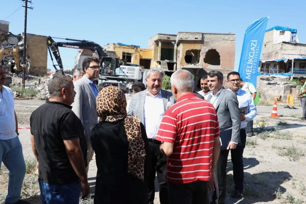 Kayseri Melikgazi’de metruk yapıya geçit yok