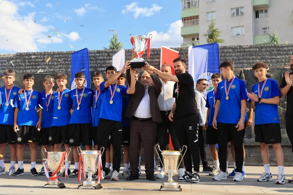 Kayseri Talas’ta Sporcu Fabrikası’ndan 2 yeni oyuncu