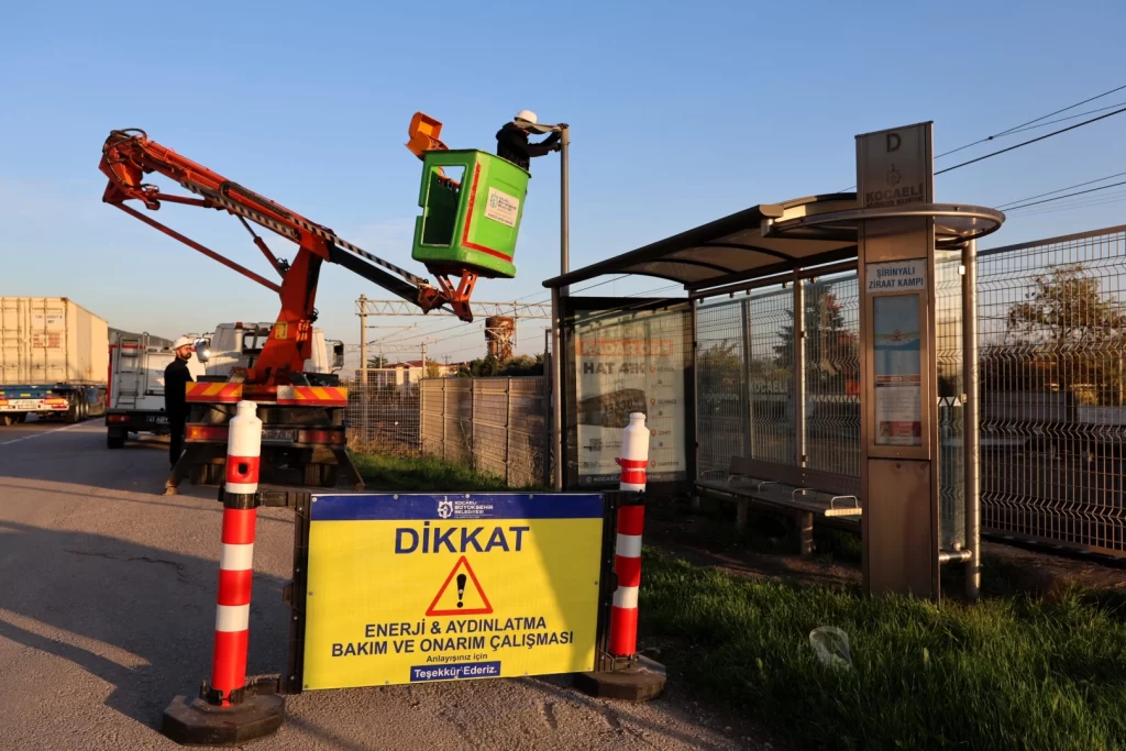 Kocaeli’de duraklara güneş enerjili aydınlatma çözümü