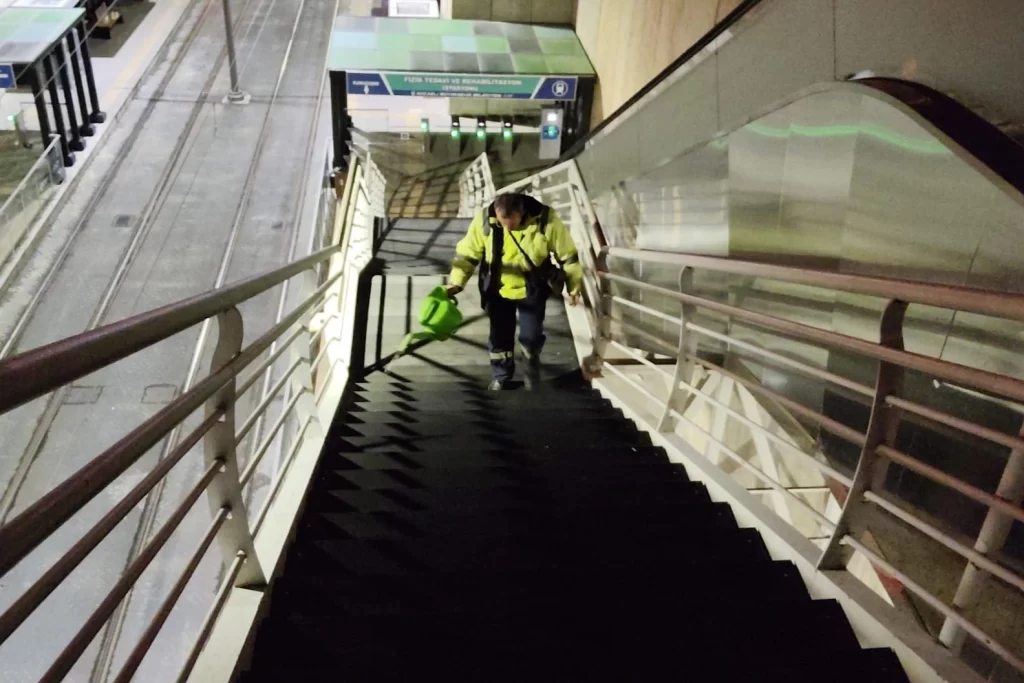 Kocaeli’de üst geçitlere buzlanma müdahalesi