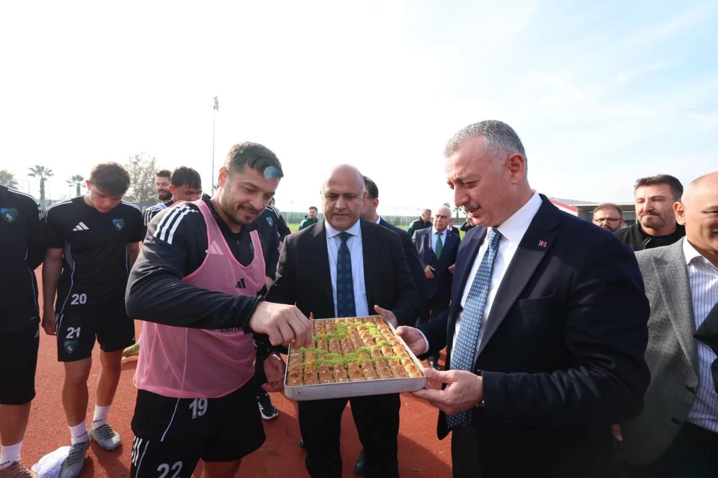 Kocaelispor’a Başkan Büyükakın’dan moral veren ziyaret