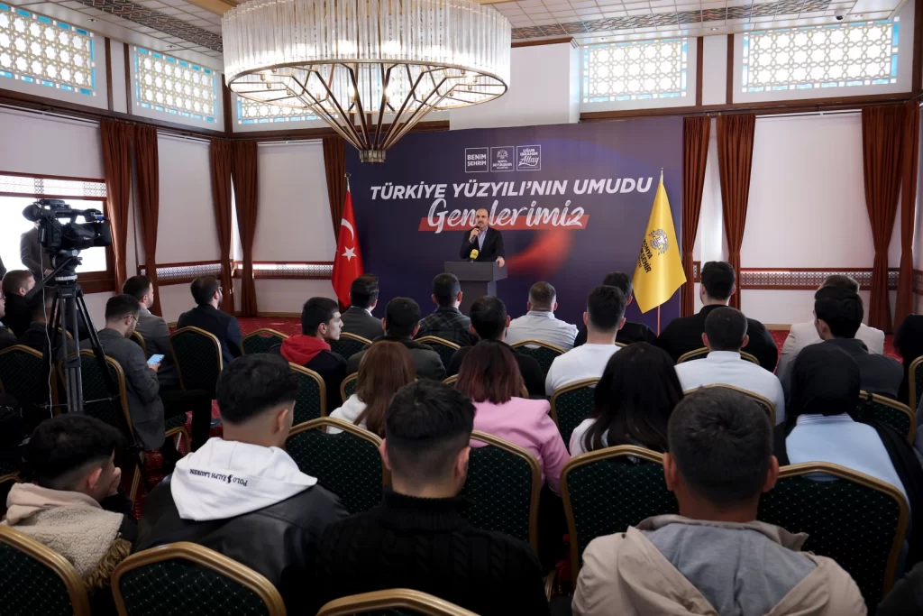 Konya’da Başkan Altay gençlerle buluştu