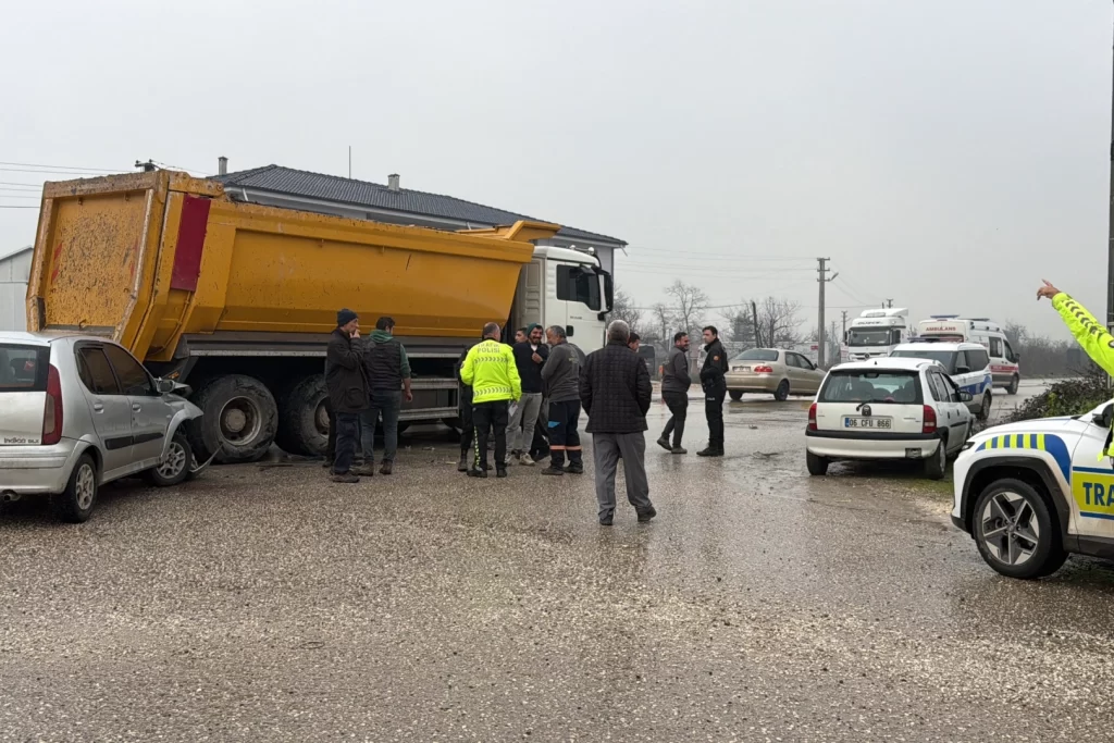 Kuzey Çevre Yolu’nda kamyon ile otomobil çarpıştı