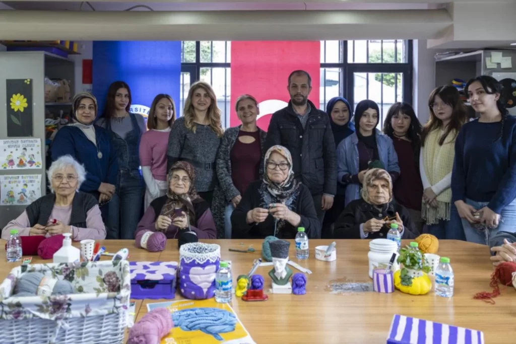 Mersin’de alzheimer hastaları sanatla hayata dokunuyor