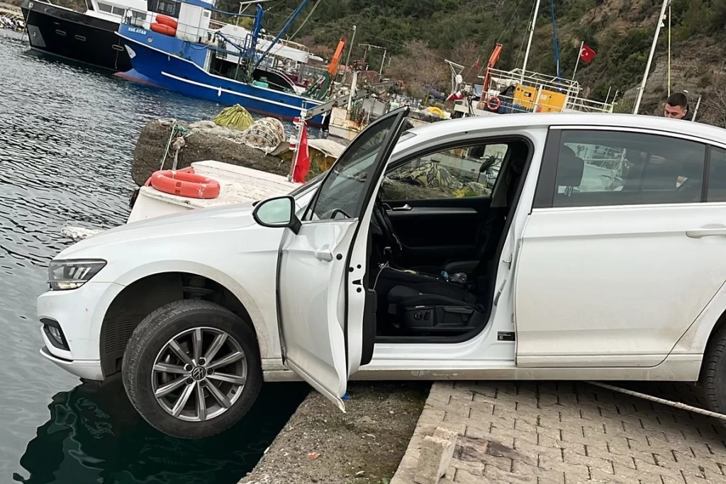 Mudanya Tirilye’de araç denize düşmekten son anda kurtarıldı!