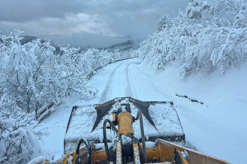 Sakarya’da karla mücadele: 31 yol açıldı