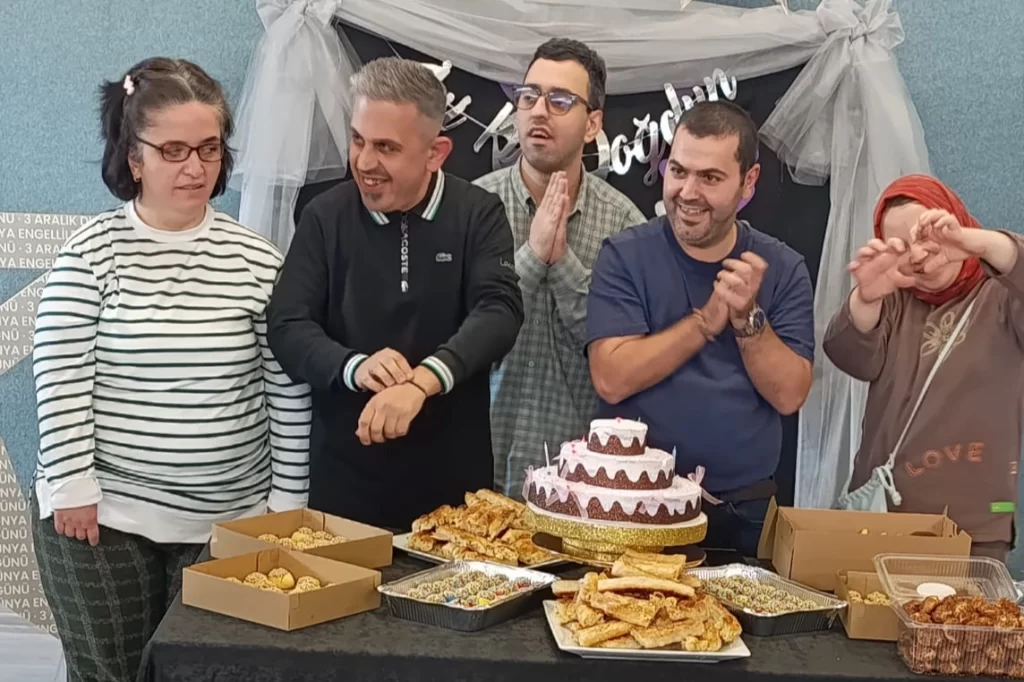 Sakarya’da özel çocuklara kemençe ve horonla doğum günü coşkusu