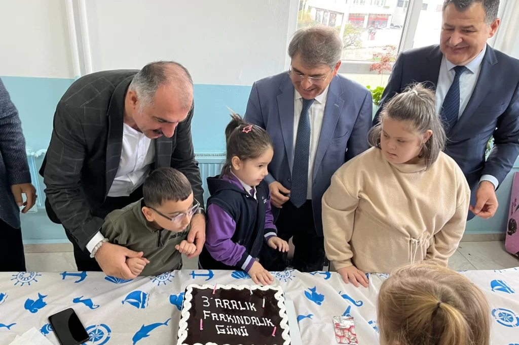 Mudanya’da özel gereksinimli bireyler için pasta kesildi