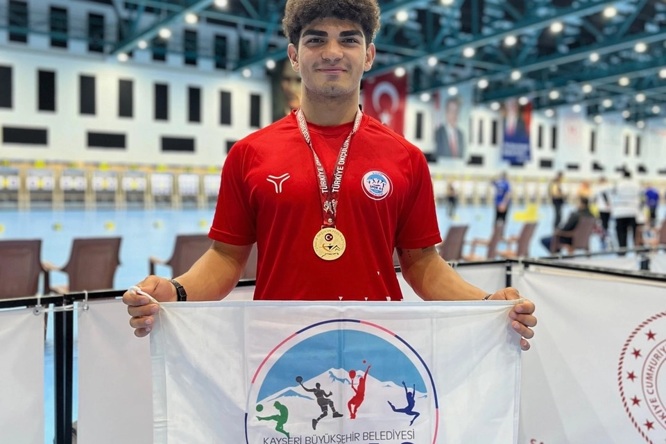 Kayseri Büyükşehir sporcusu Kutay Tek’in şampiyonluk gururu