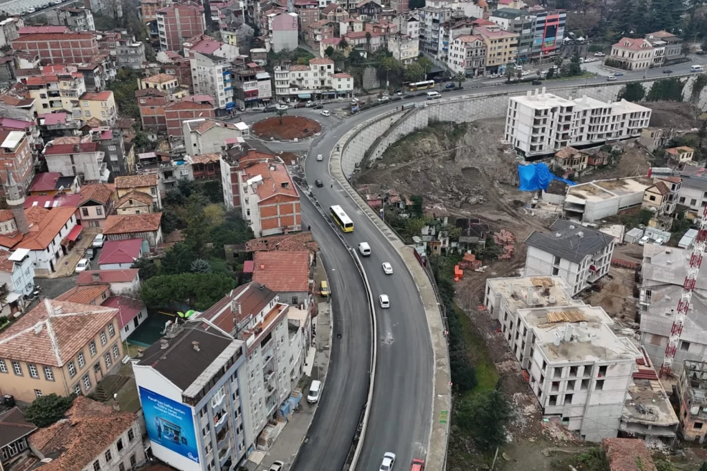Trabzon’da yol çalışmaları gece gündüz sürüyor