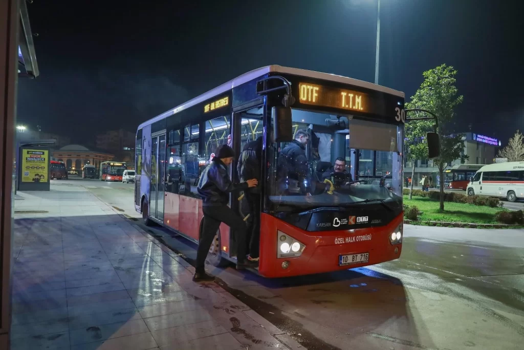 Ahmet Akın üniversite öğrencileri için ulaşım standartlarını artırdı