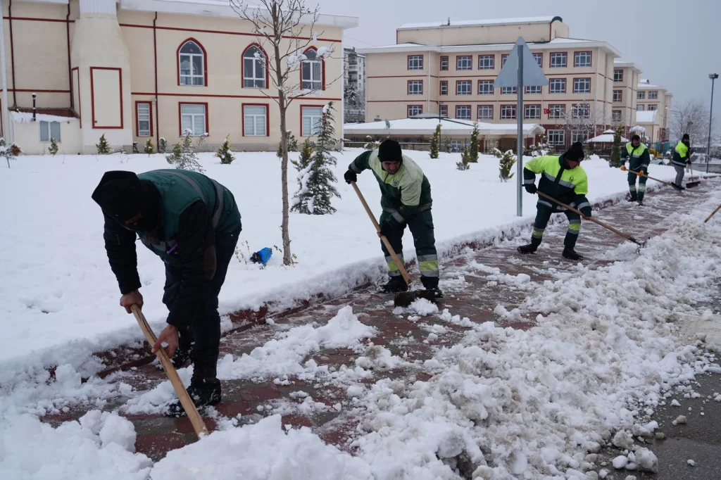 Ankara Keçiören’de kar küreme ve tuzlama seferberliği