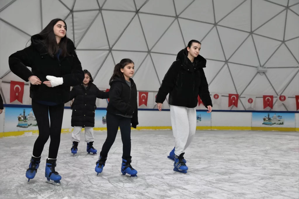 Ankara Keçiören’de sömestir eğlencesi gerçek buz pistinde