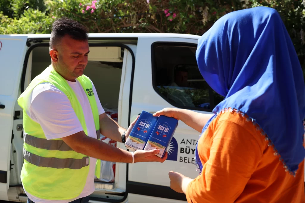 Antalya’da çocuklara 773 bin 400 litre süt desteği