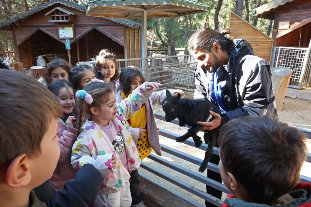 Antalya’da miniklere doğa ve hayvan sevgisi