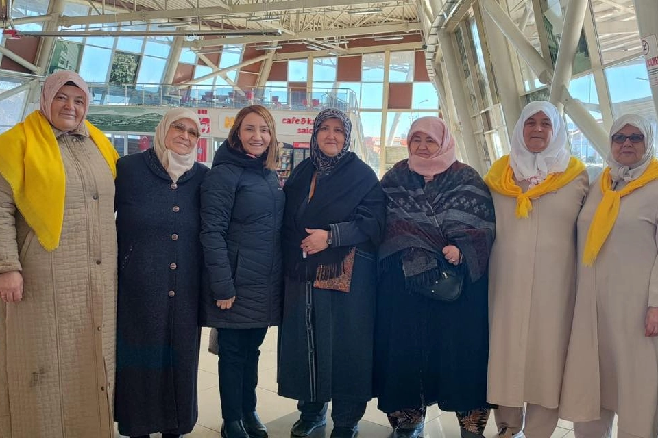 Başkan Tekin umre yolcularını dualarla uğurladı