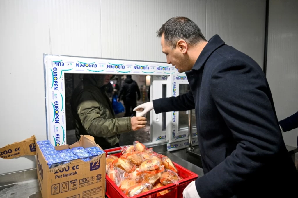 Bornova’da soğuk günlere karşı sıcak dayanışma