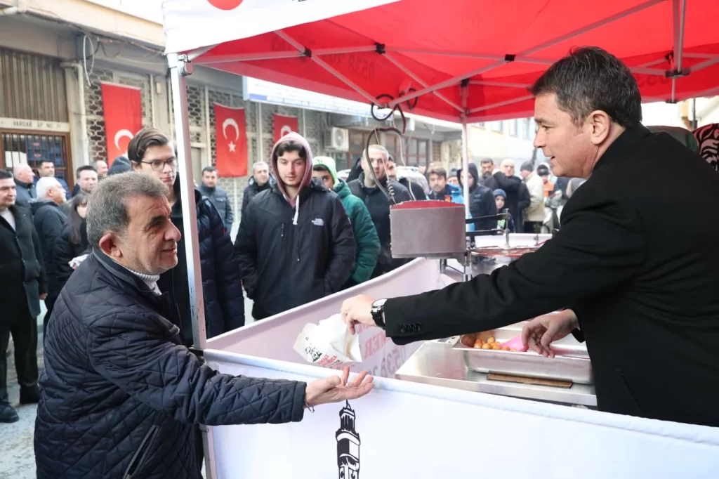 Bursa’da Başkan Aydın’dan kayınvalidesinin hayrına lokma ikramı