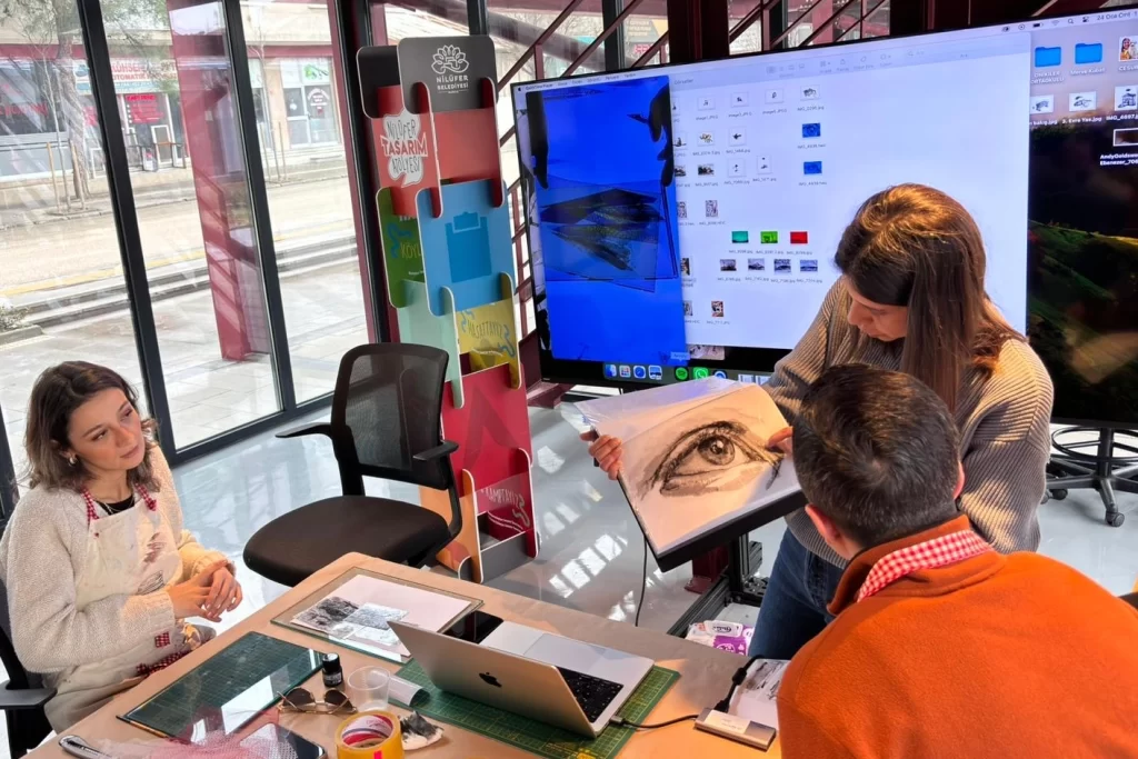 Bursa’da Pancar Deposu’nda gündelik malzemeler sanata dönüştü