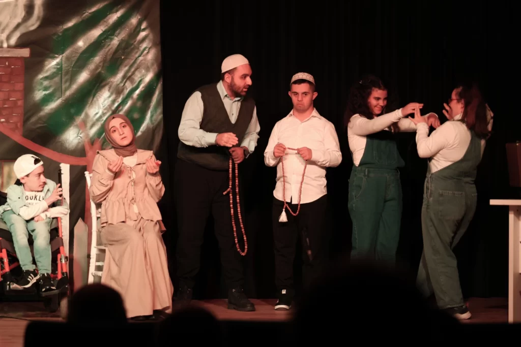 Bursa Osmangazi’de engelli bireyler sahnede ustalara taş çıkarttı