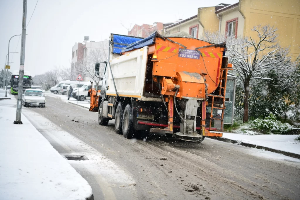 Çayırova’da karla mücadele sürüyor