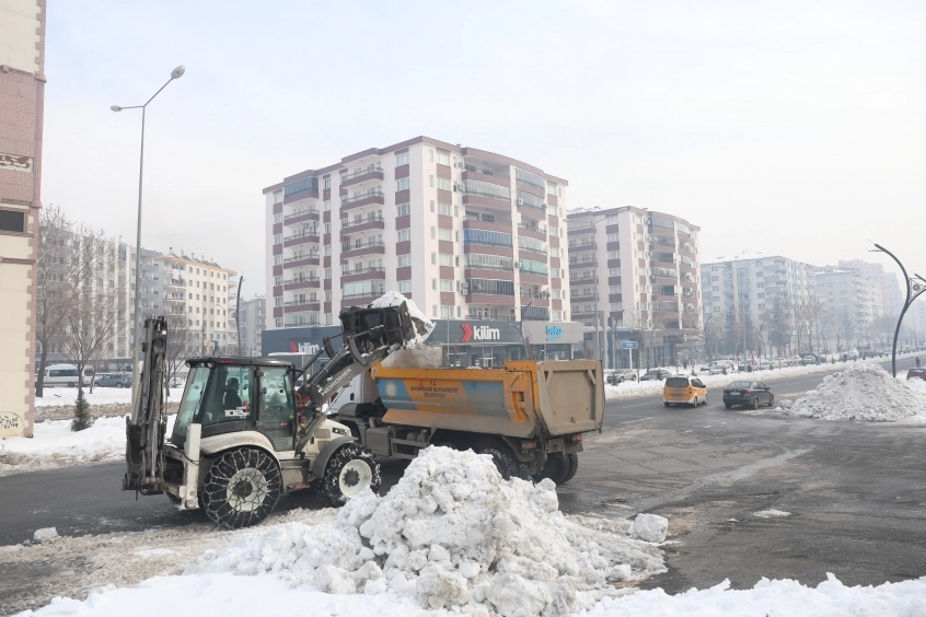 Diyarbakır’da kritik kavşaklarda kar temizliği