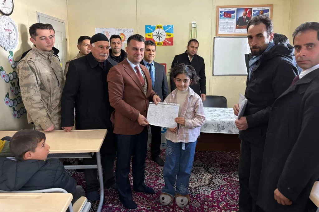 Erzurum’da şehit çocuklarının ilk karne heyecanı paylaşıldı