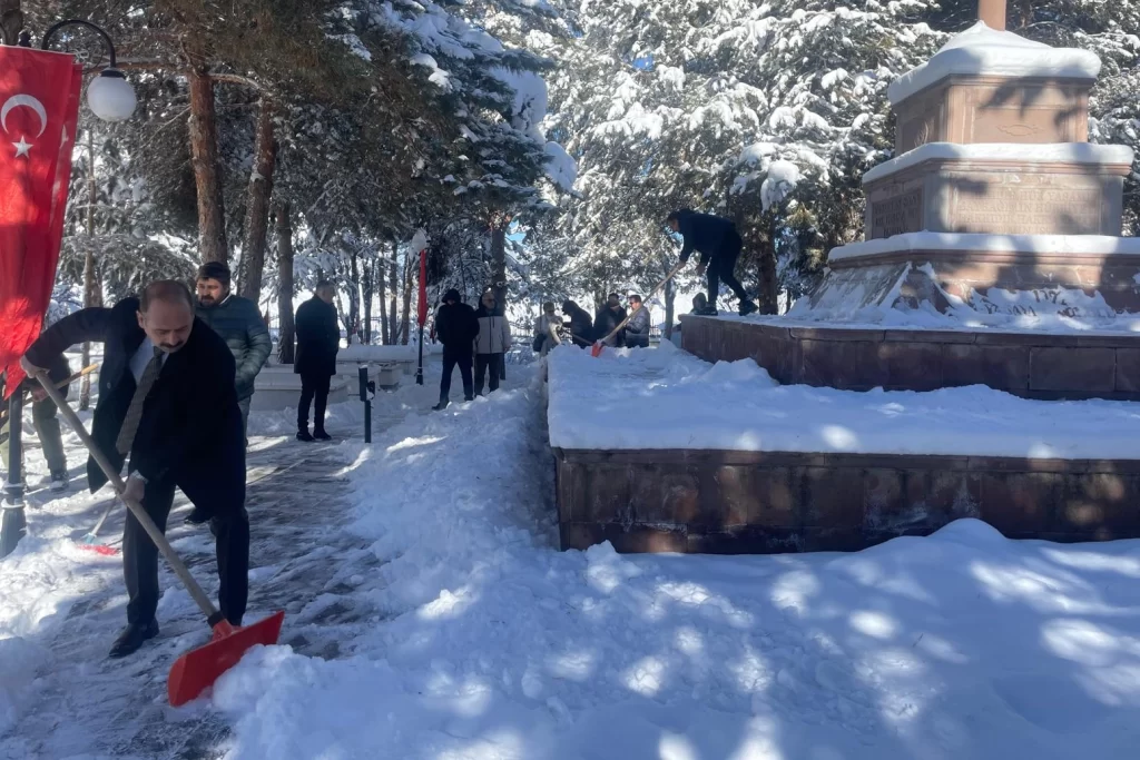 Erzurum’da şehitlikte duyarlılık örneği… Kürekleri alıp kar temizlediler