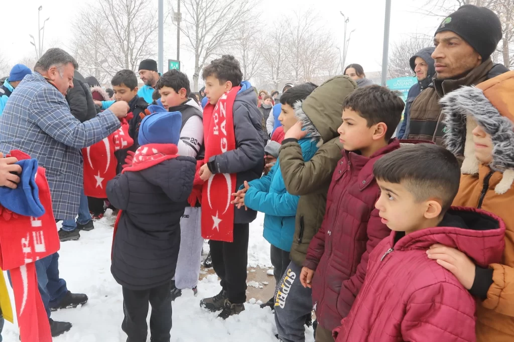 Gaziantep’te çocuklara kar hediyesi