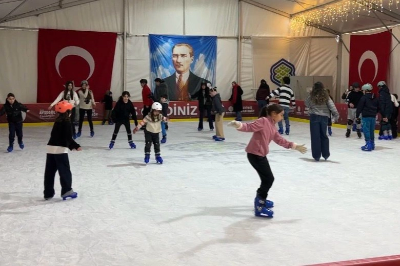 İstanbul Bakırköy’de buz pisti ara tatil gözdesi