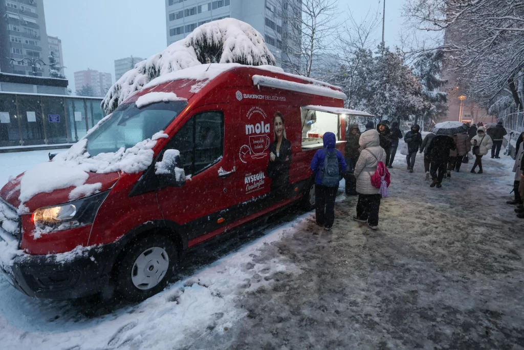 İstanbul Bakırköy’de karda sıcak çorba keyfi