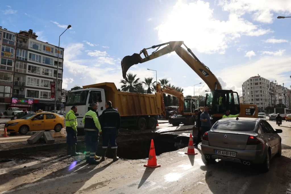 İzmir’de ana boru arızasına İZSU’dan hızlı müdahale