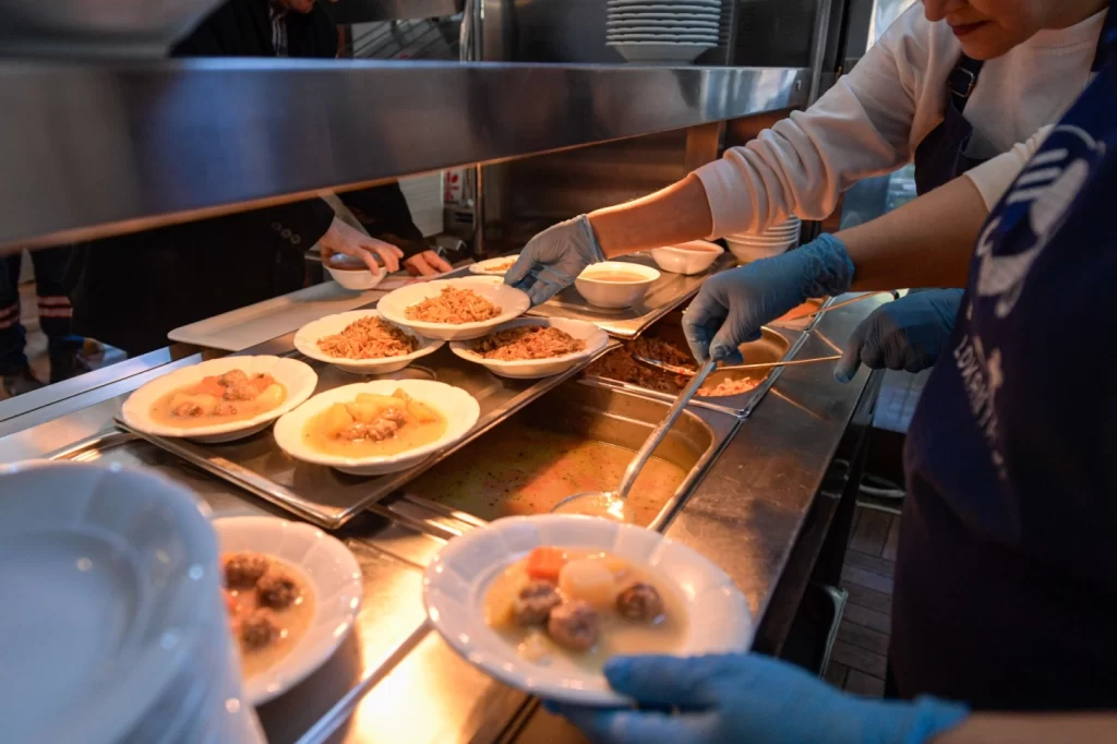 İzmir’de her gün 4 çeşit yemekle hayatlar ısınıyor