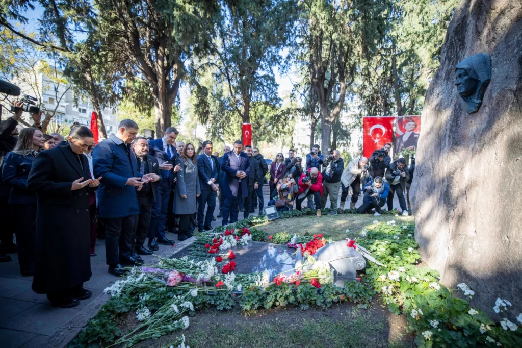 İzmir’de Zübeyde Hanım’a duygusal anma