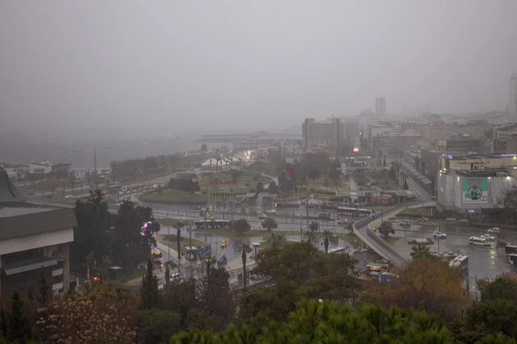 İzmir kuvvetli yağış ve fırtınaya karşı teyakkuzda