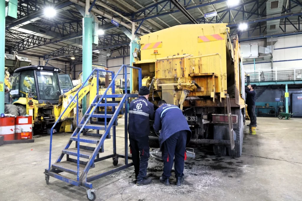 Kocaeli Büyükşehir atölyelerinden sahaya kesintisiz hizmet