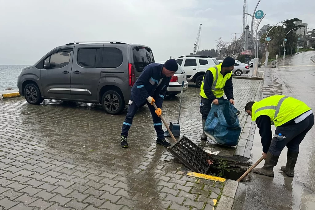 Kocaeli Büyükşehir’den fırtına sonrası temizlik