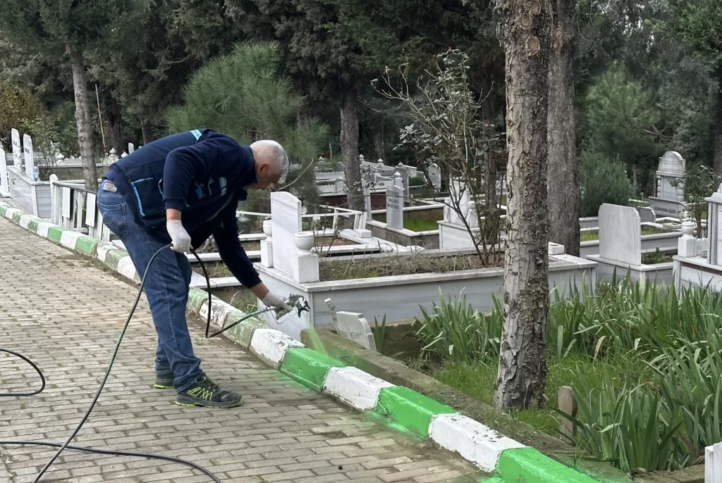 Kocaeli Çayırova’da mezarlıklarda çalışmalar sürüyor