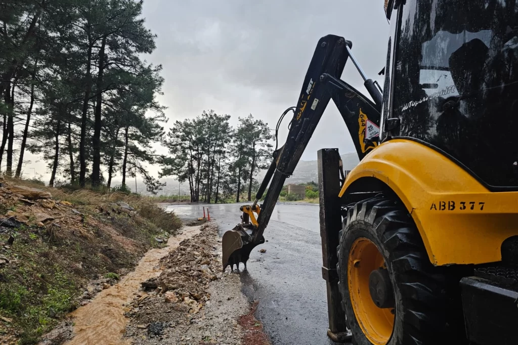 Kuvvetli yağış ve fırtına Antalya’da hayatı olumsuz etkiledi