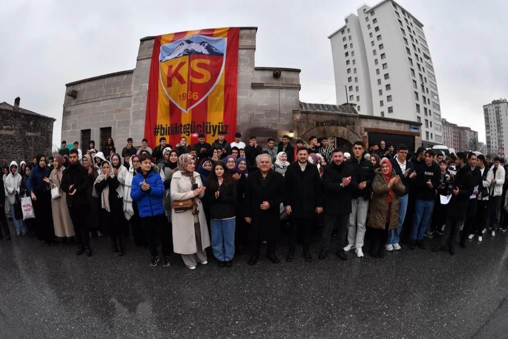 Memduh Büyükkılıç ‘Filistin yürüyüşüne’ katılan Kayserilileri dualarla uğurladı