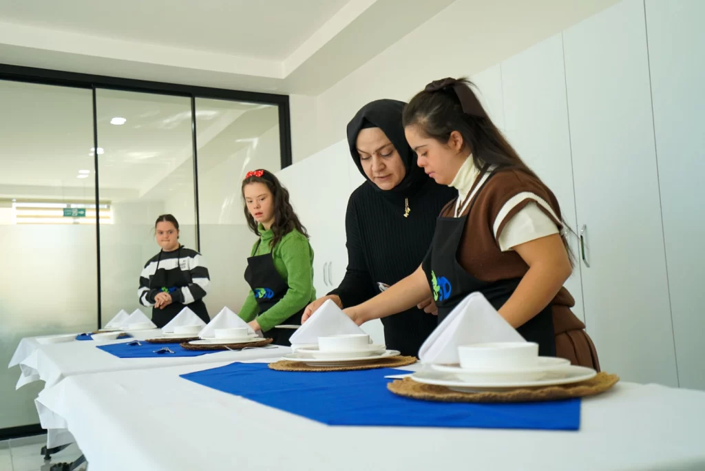 Meram’da down sendromlu bireylere sertifikalı komi eğitimi