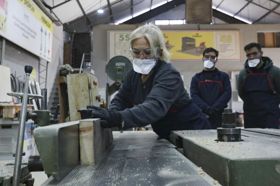 Mersin’de kadın mobilya ustaları yetiştiriyor