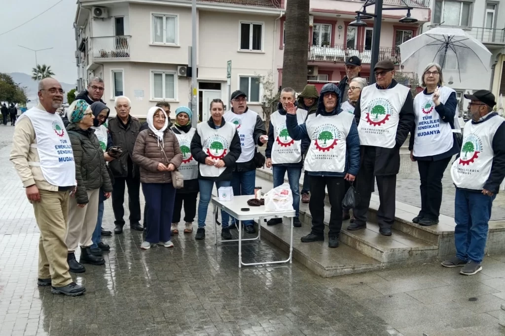 Mudanya’da emeklilerden ‘seyyanen zam hemen’ eylemi