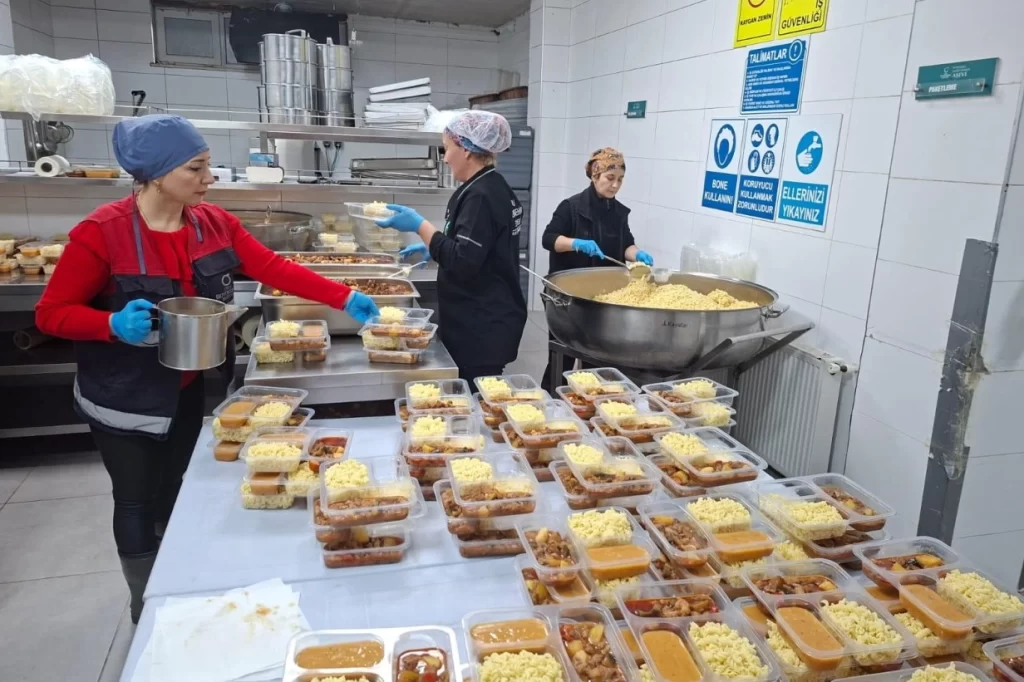 Ordu aşevi her gün 1000 vatandaşa sıcak yemek ulaştırıyor